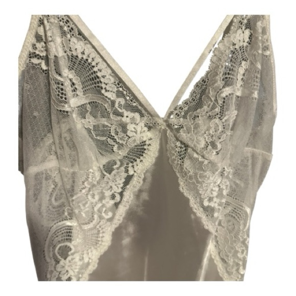 Luxurious White Lace Slip - Picture 5 of 6